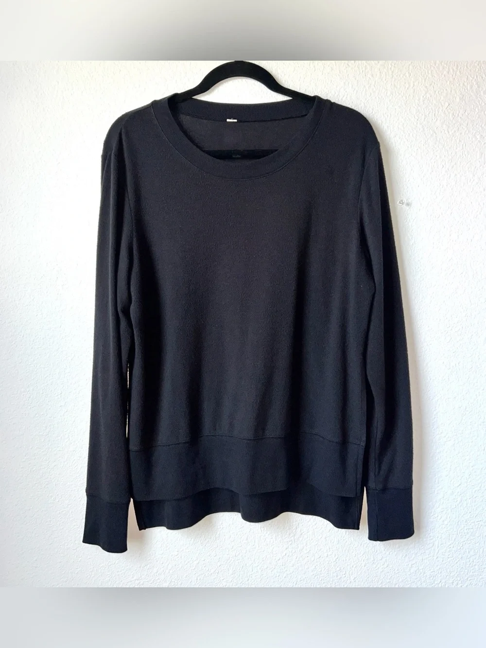 Alo Yoga Glimpse Long Sleeve Top Black High Low Hem Crewneck Activewear